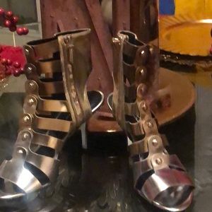 Beautiful sexy gold and silver 3 1/2 inch Sandel